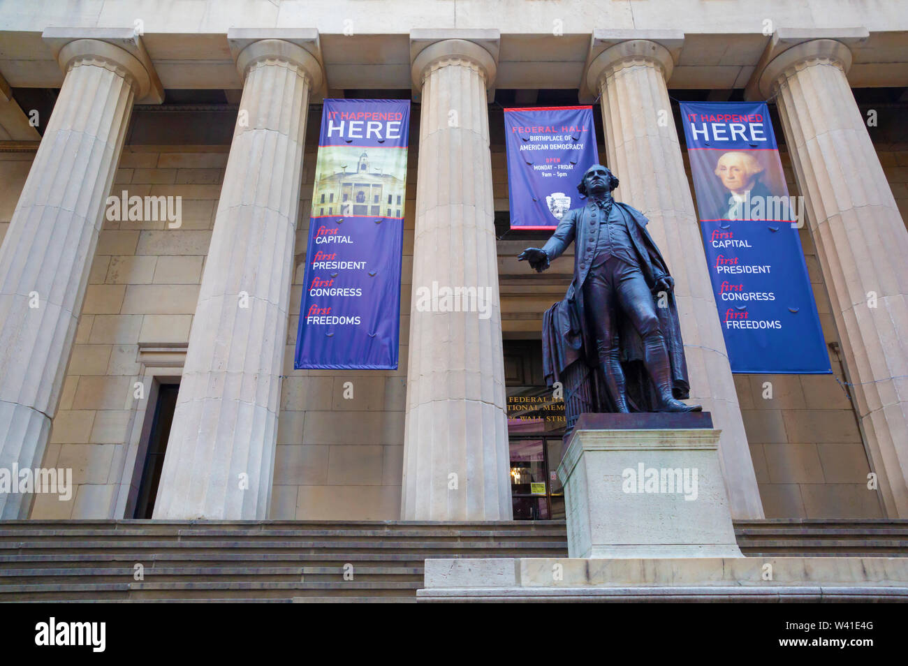 Statue of George Washington in front of Federal Hall Stock Photo - Alamy