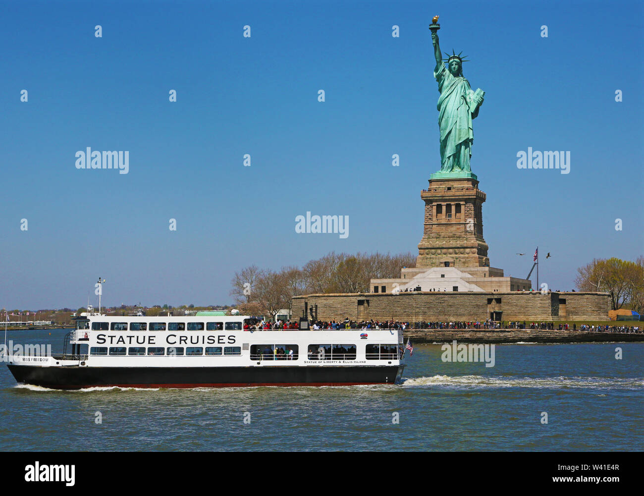 Statue of liberty and touristic ferry in New York Stock Photo Alamy