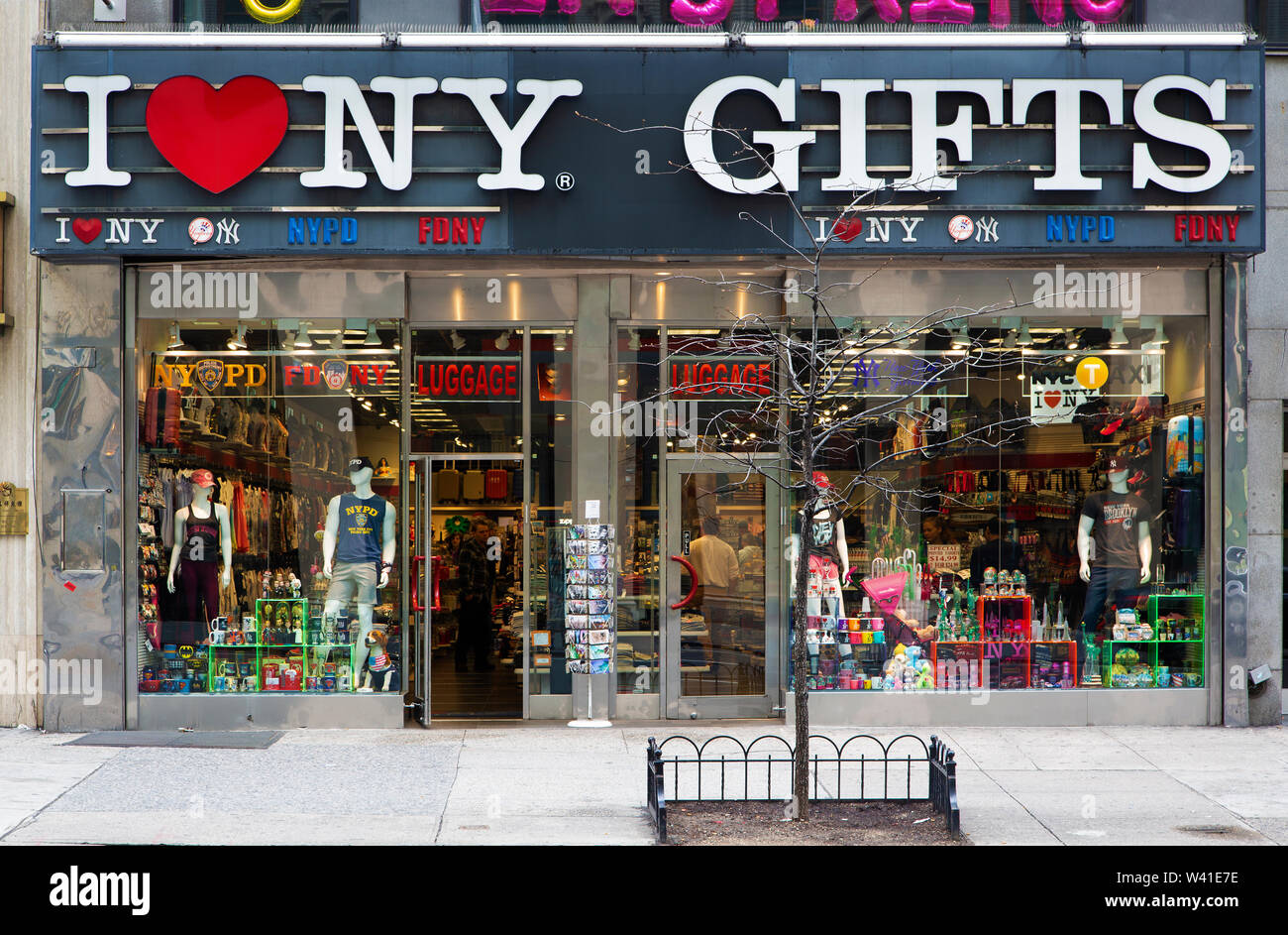Windows of a gift shop in NYC Stock Photo Alamy