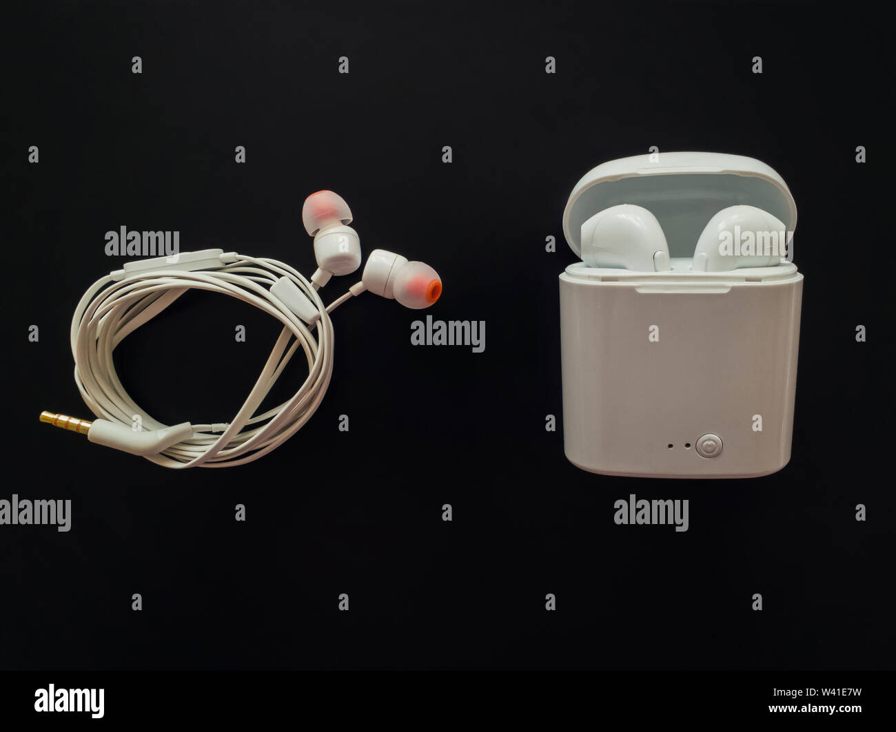 Air pods headphones hi-res stock photography and images - Alamy