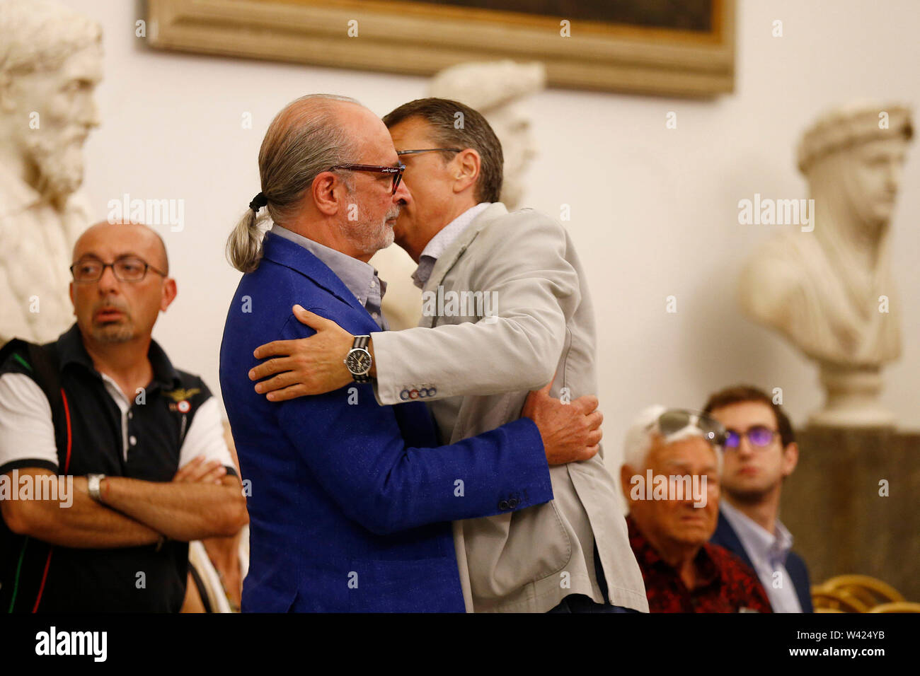 Foto Cecilia Fabiano  - LaPresse19-07-2019 Roma( Italia)  Cronaca: Camera ardente Luciano De Crescenzo nella sala Laudato Si in Campidoglio Nella foto:  Andy Luotto , Geg&#xe8; Tresforo  Photo Cecilia Fabiano  - LaPresse July,19, 2019 Rome  ( Italy )Campidoglio. Luciano De Crescenzo's burial chamber In the pic: Andy Luotto , Geg&#xe8; Tresforo Stock Photo