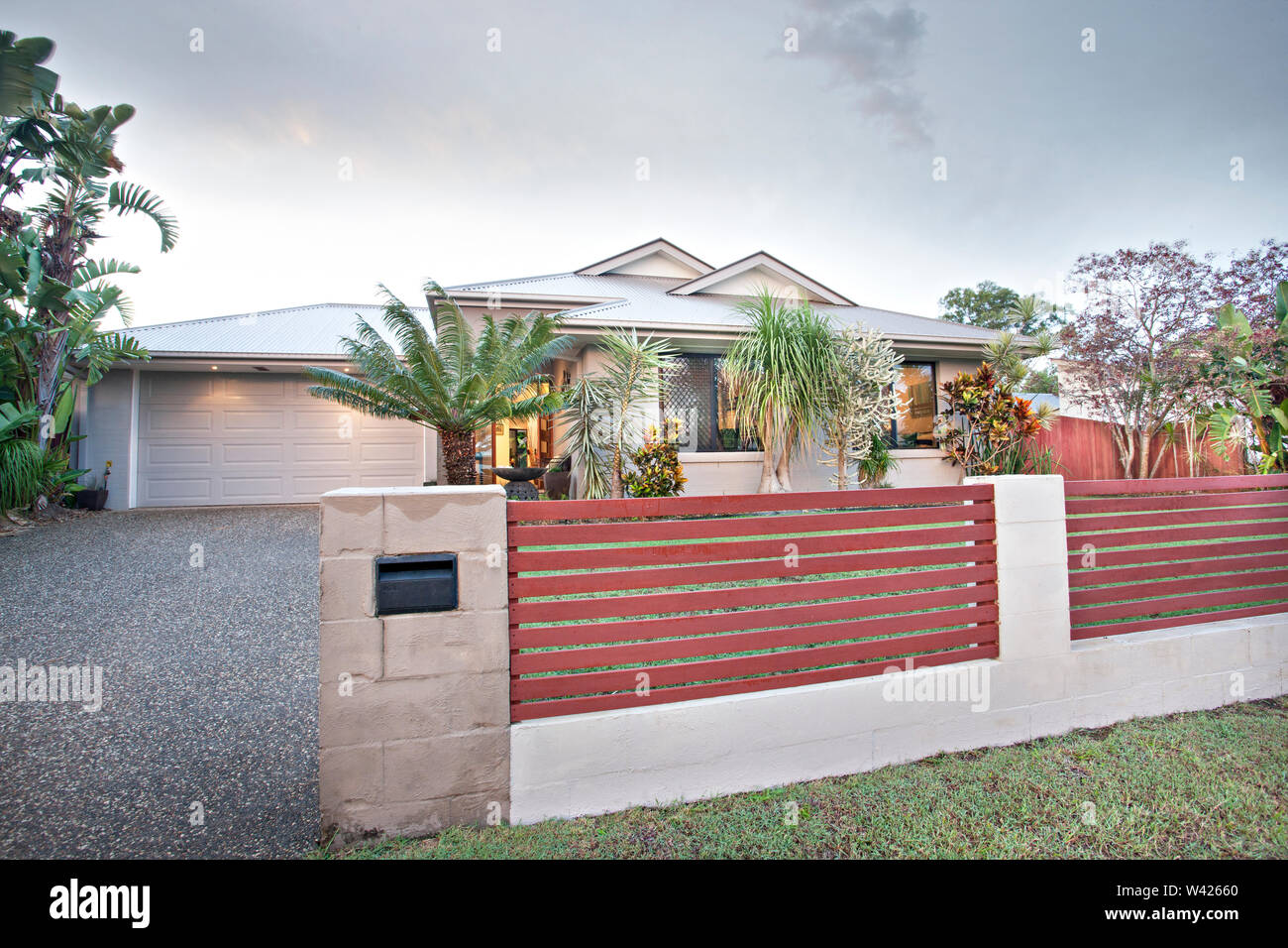 Thick fence on luxury house garden, natural trees and green grass are  beautiful, sunlight around the area, weather is good, outside of a home  gardens Stock Photo - Alamy, image size:1300x956