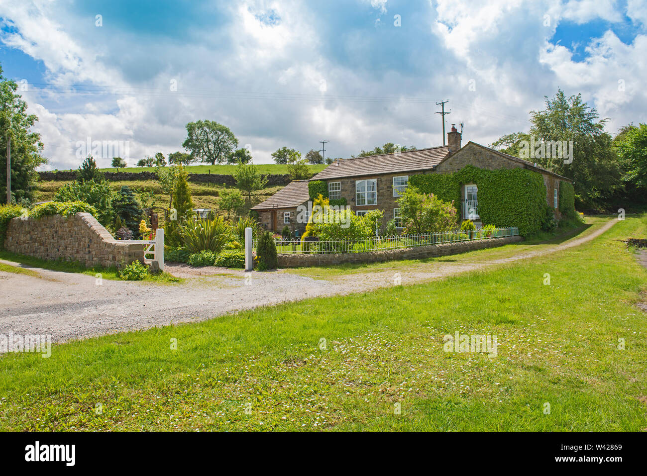 Beautiful detached house cottage in rural countryside setting with