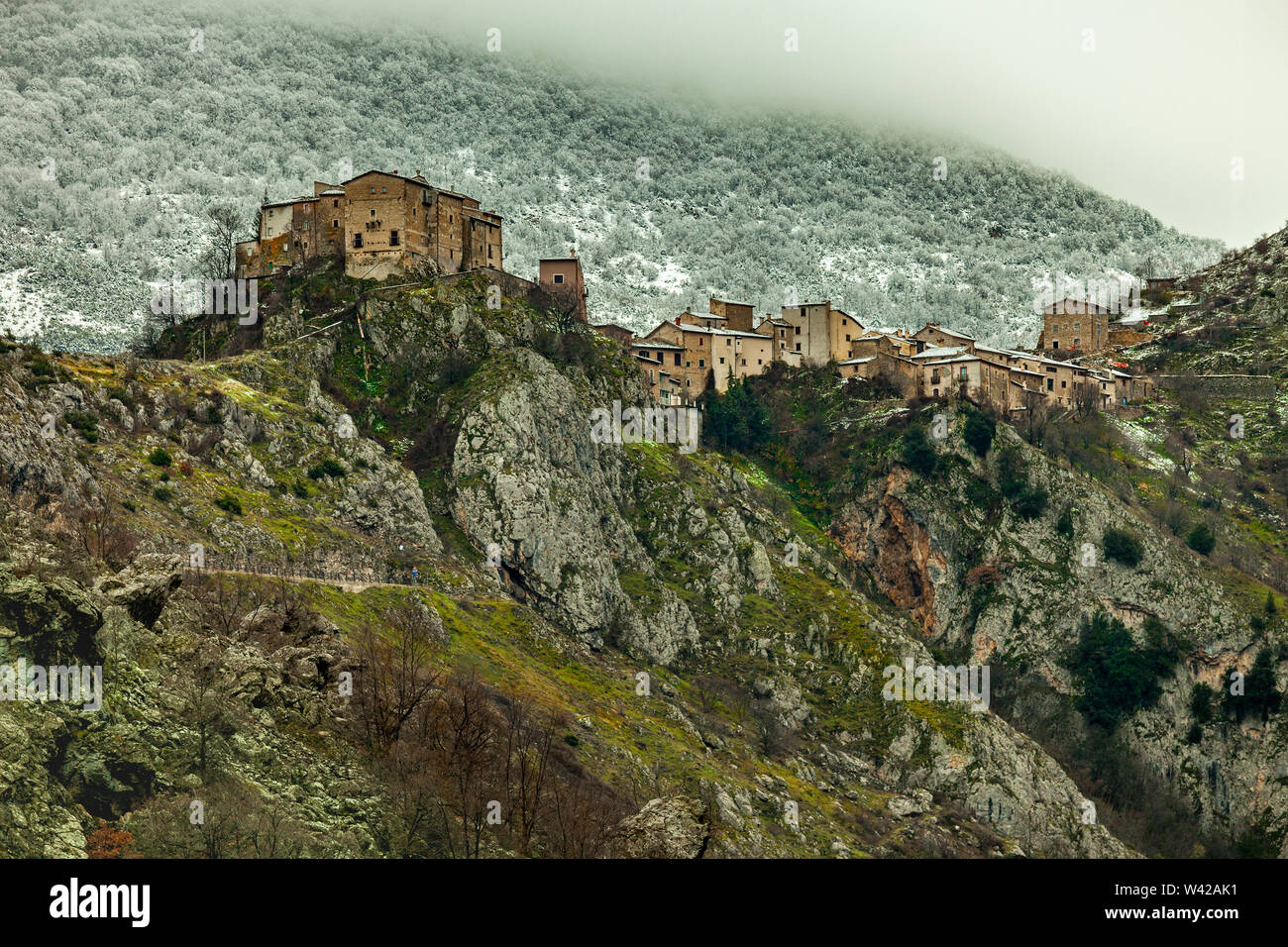 village perched on top of the hill. Castrovalva, Abruzzo Stock Photo