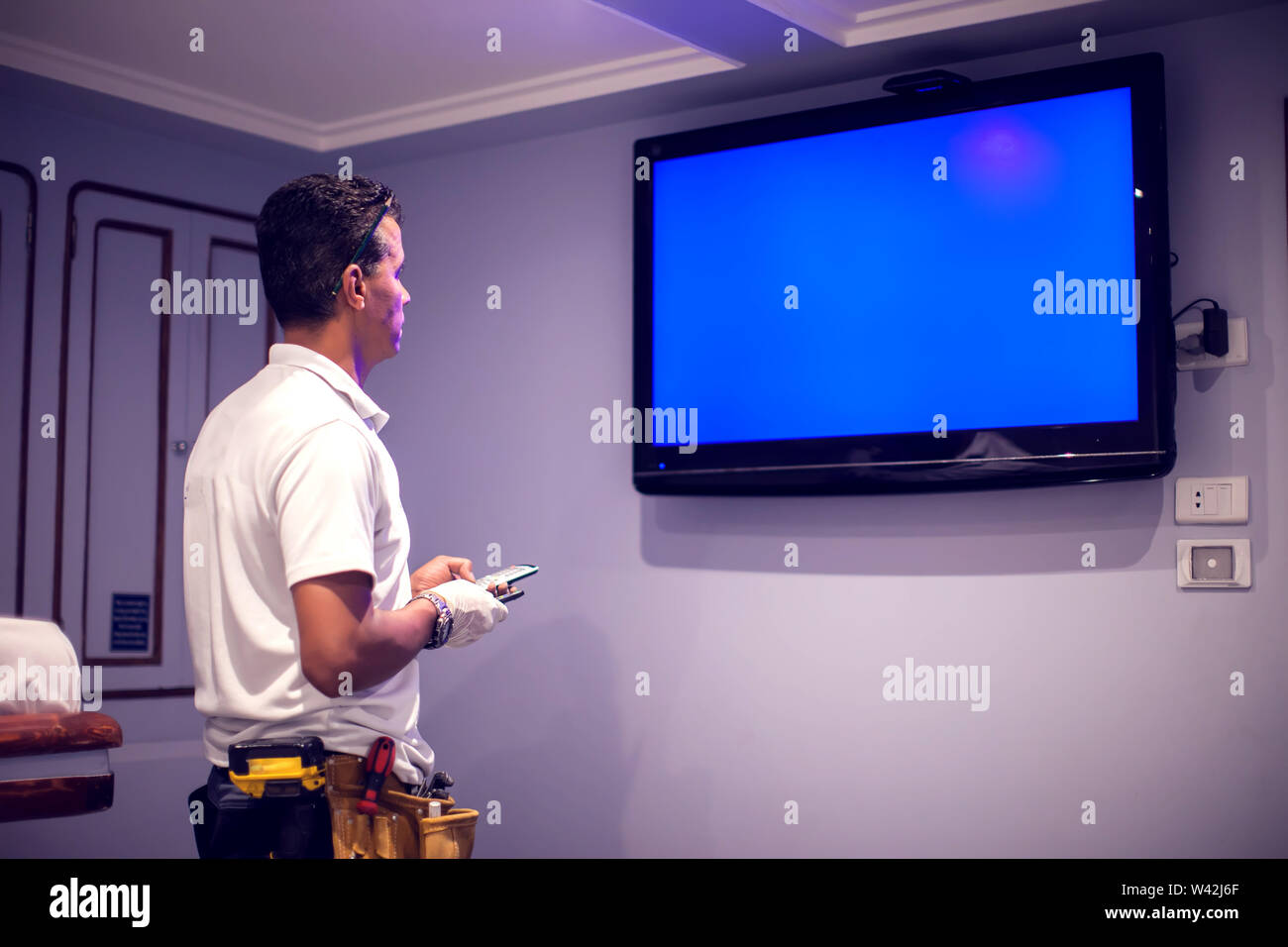 A man worker fix tv with blue screen "no signal Stock Photo - Alamy