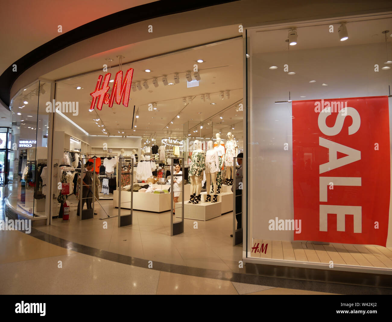 PATTAYA,THAILAND - JUNE 29: H&M fashion shop in store at Central Festival ,  Pattaya beach branch with sign SALE for discount campaign on the JUNE 29  Stock Photo - Alamy