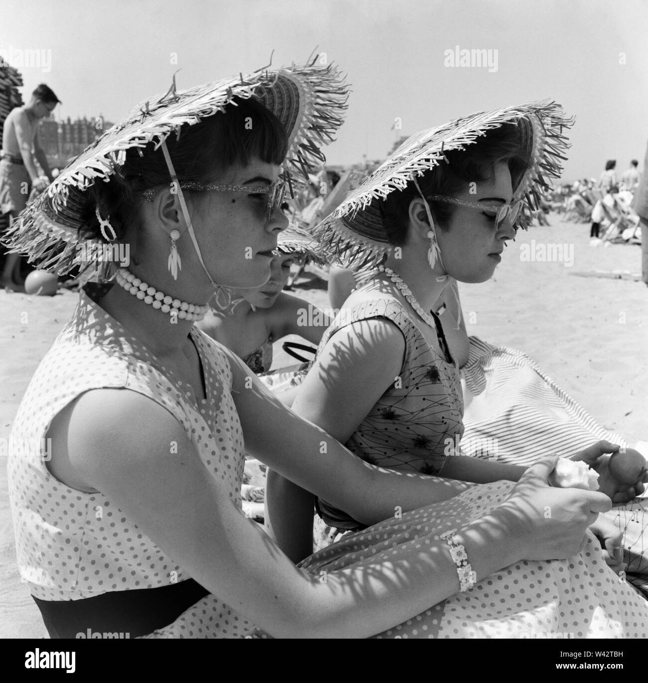 Teenagers 1950s fashion hi-res stock photography and images - Alamy