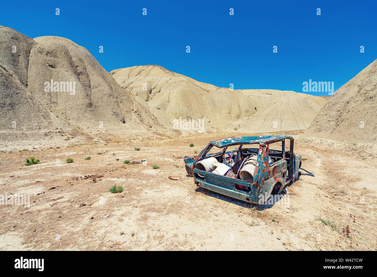 Old abandoned car in the desert Stock Photo - Alamy