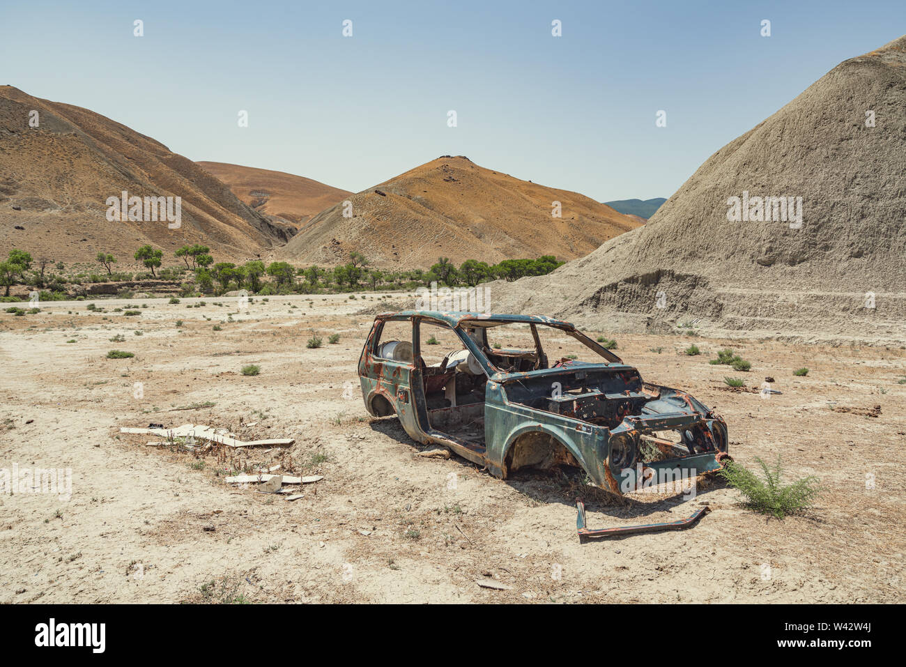 Old abandoned car in the desert Stock Photo - Alamy