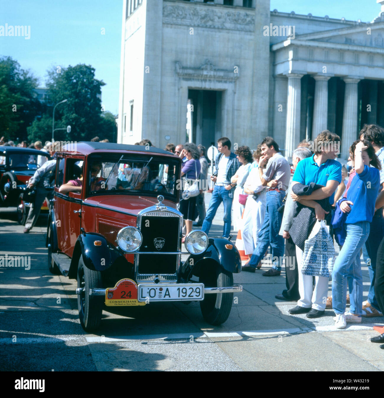 Ein Peugeot 201 wird während einer Oldtimershow in München Ende der 1980er Jahre präsentiert. A Peugeot 201 will be presented during a vintage car show in Munich at the end of the 1980s. Stock Photo