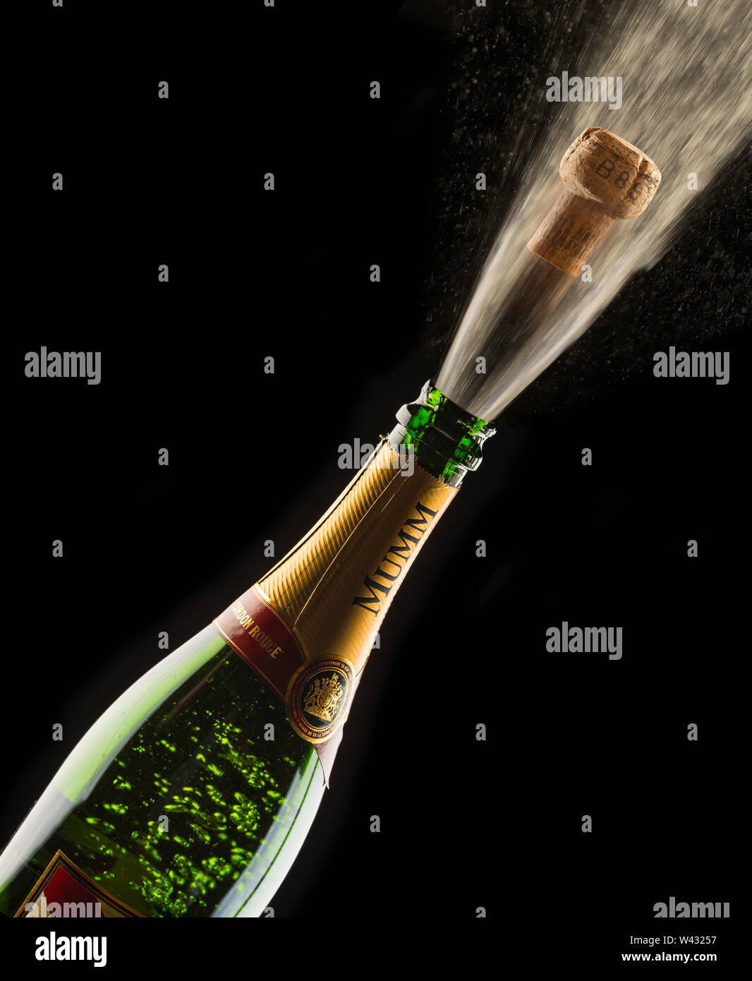 Champagne bottle popping cork hires stock photography and images Alamy