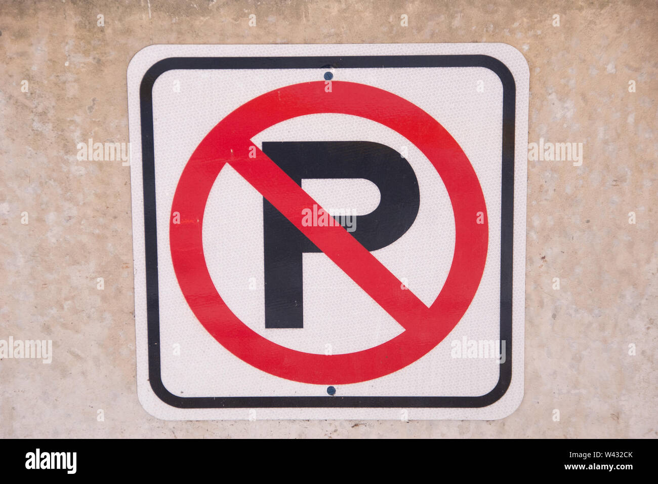 No parking warning signs hi-res stock photography and images - Alamy