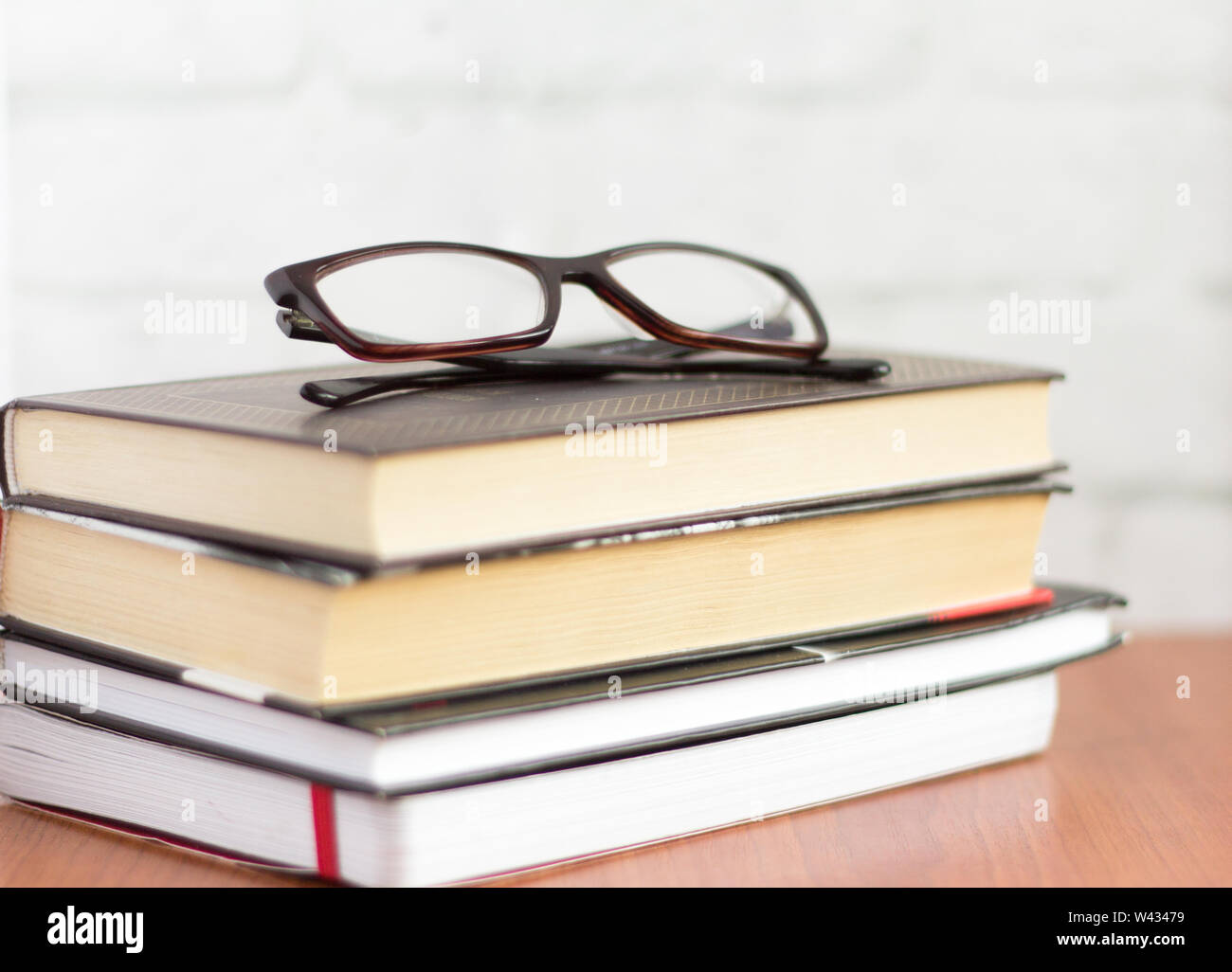 Stack of books illustration vintage hi-res stock photography and images ...