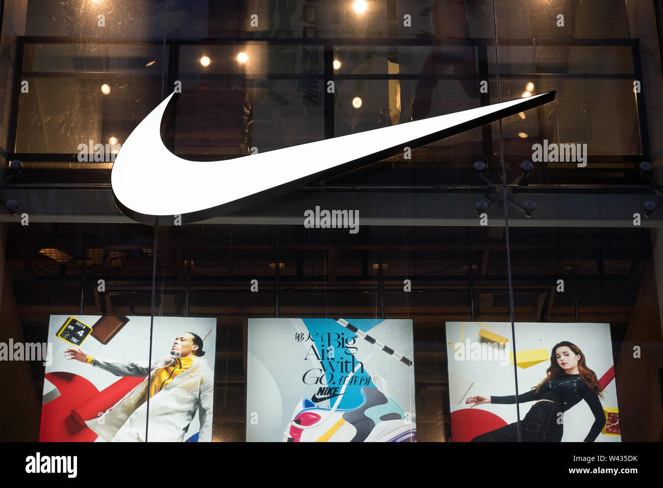 evitar Flor de la ciudad Molesto An American multinational sportswear corporation Nike logo seen in Shanghai  Stock Photo - Alamy