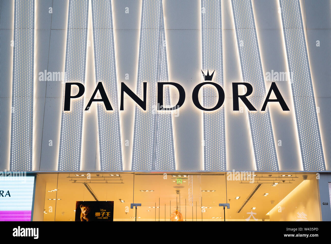 mesterværk nakke Alperne A Danish jewelry manufacturer and retailer Pandora store and logo seen on  East Nanjing Road in Shanghai Stock Photo - Alamy