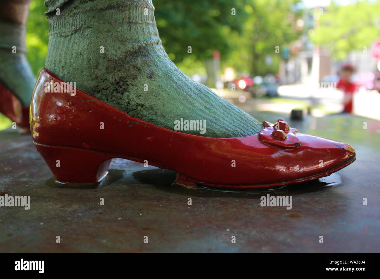 Dorothy's red shoes from Wizard of Oz at Chicago's Oz Park Stock Photo -  Alamy