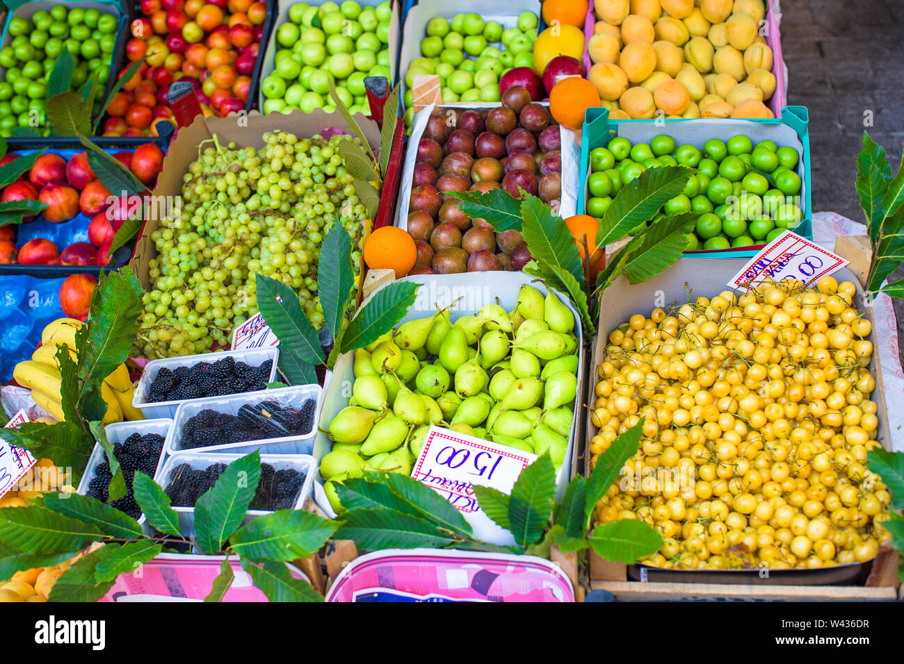 Fruits and vegetables at a farmers market Stock Photo - Alamy