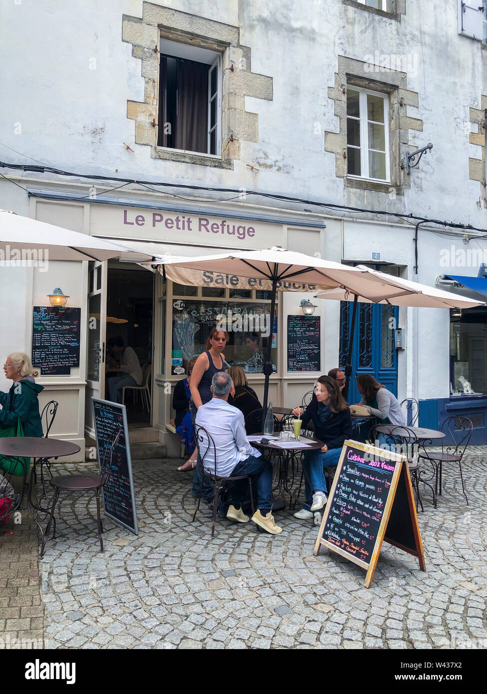 Vannes, FRANCE, VIew of Group of Tourists sharing meals on Terrace outside  Local French Restaurant in old Town Stock Photo - Alamy