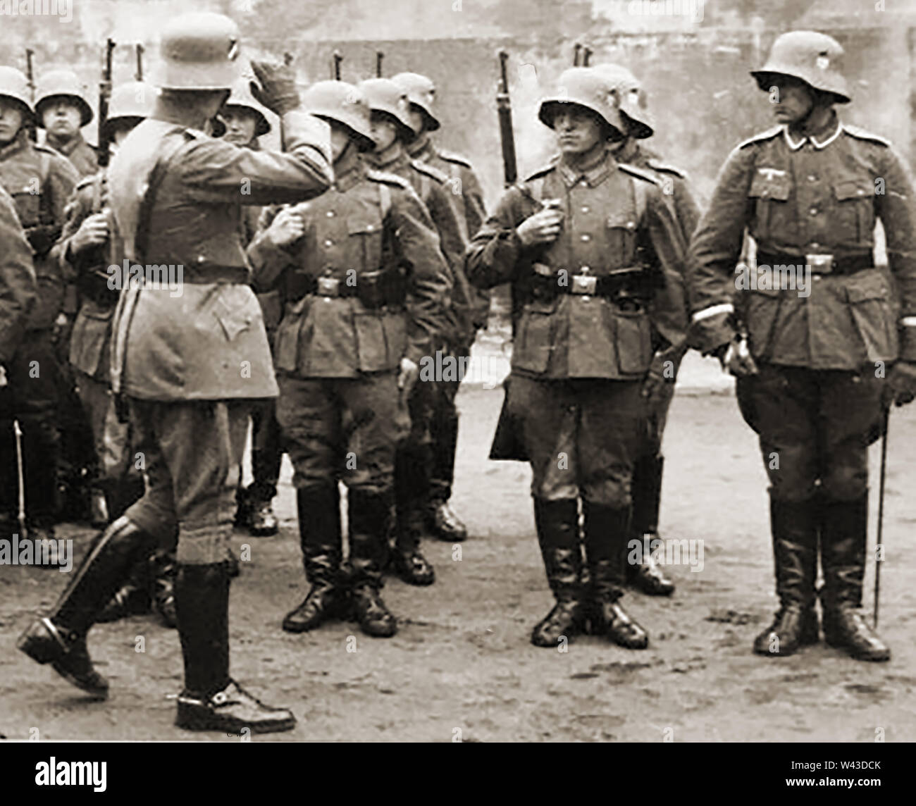 WWII - An officer inspects a group of German soldiers - 2. Weltkrieg - Ein Offizier inspiziert eine Gruppe deutscher Soldaten Stock Photo