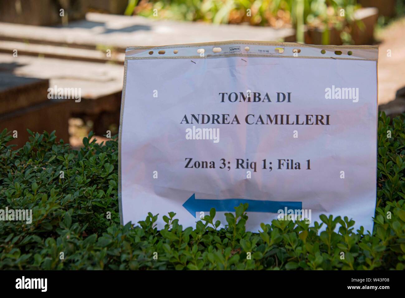 La tomba dello scrittore, sceneggiatore, regista, drammaturgo e insegnante italiano Andrea Camilleri , presso il cimitero acattolico di Roma The tomb Stock Photo