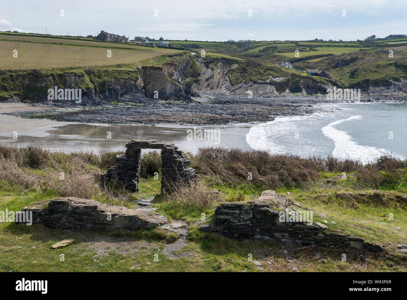 Ruined quarry buildings above the beach at Abereiddy in the Pembrokeshire coast national park, Wales. Stock Photo