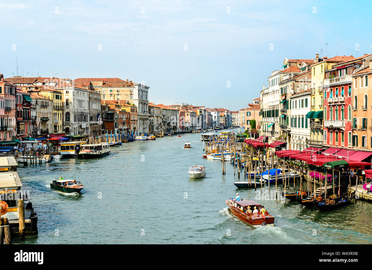 Gondola cruise ship venice hi-res stock photography and images - Alamy