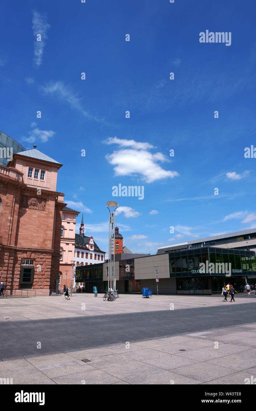 Mainz Germany May 27 19 Shops And Passers By In Good Weather On The Gutenbergplatz On May 27 19 In Mainz Stock Photo Alamy
