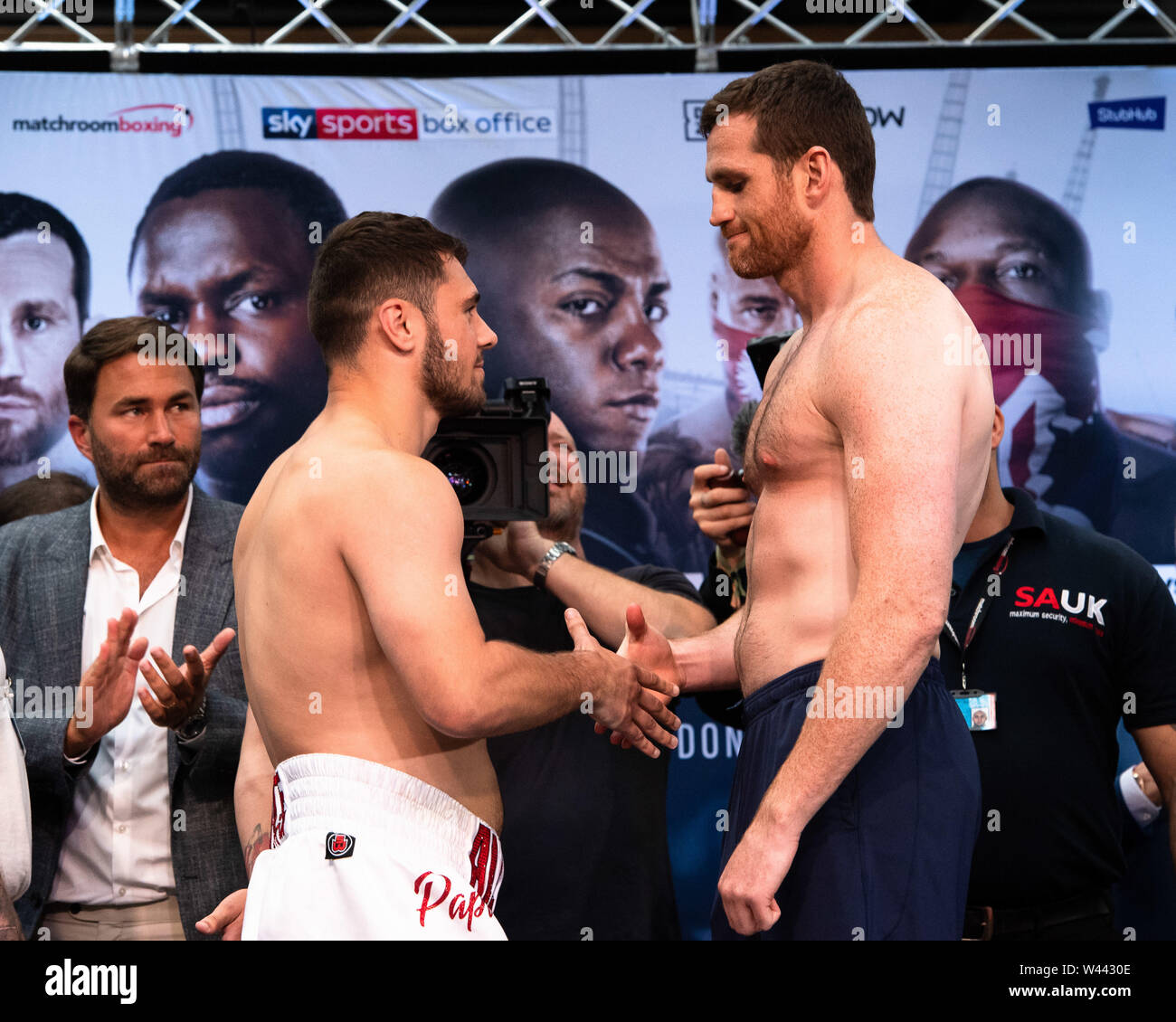 David Price (white/red shorts) defeats Osborne Machimana in a Heavyweight  boxing contest at the Brentwood Centre, promoted by Frank Maloney Stock  Photo - Alamy