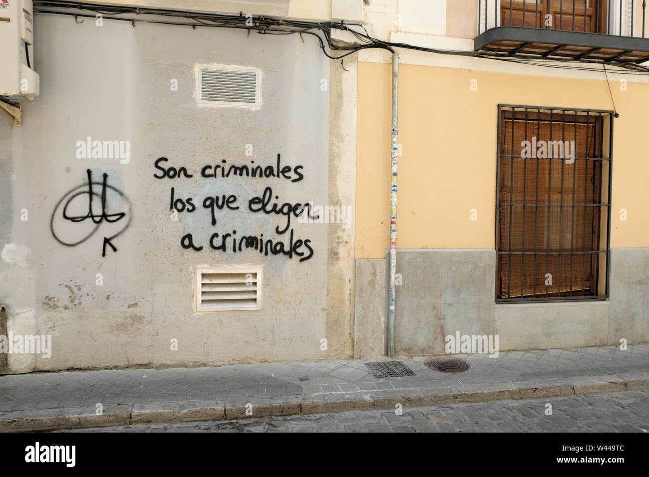 Son criminales los que eligen a criminales: anti-democracy political graffiti accusing voters of electing criminals; corrupt electorate Granada, Spain Stock Photo
