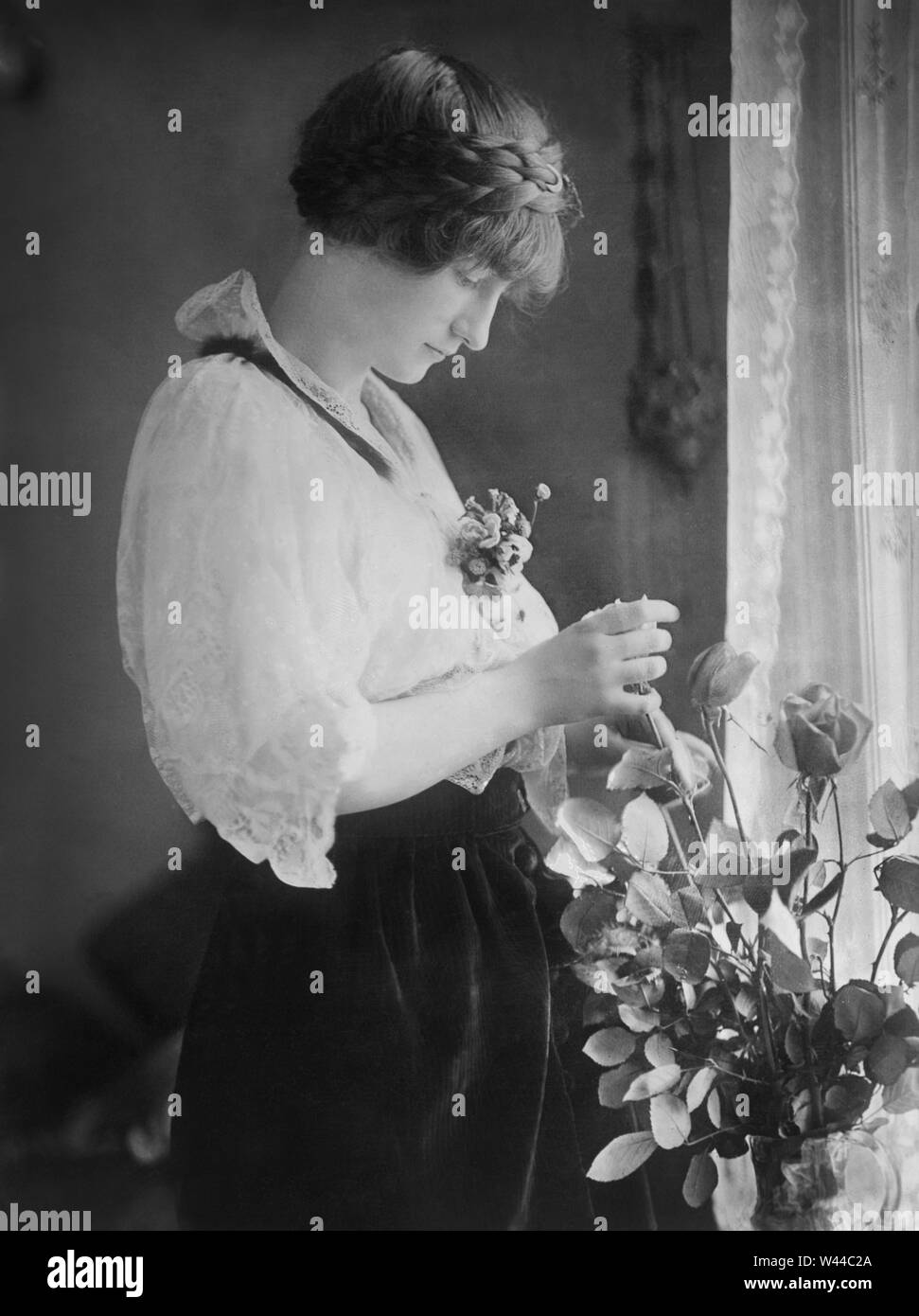Elizabeth Harrison Walker (1897-1955), Daughter of U.S. President Benjamin Harrison, Married James Blaine Walker, Three-Quarter Length Portrait with Vase of Roses, Bain News Service, 1921 Stock Photo