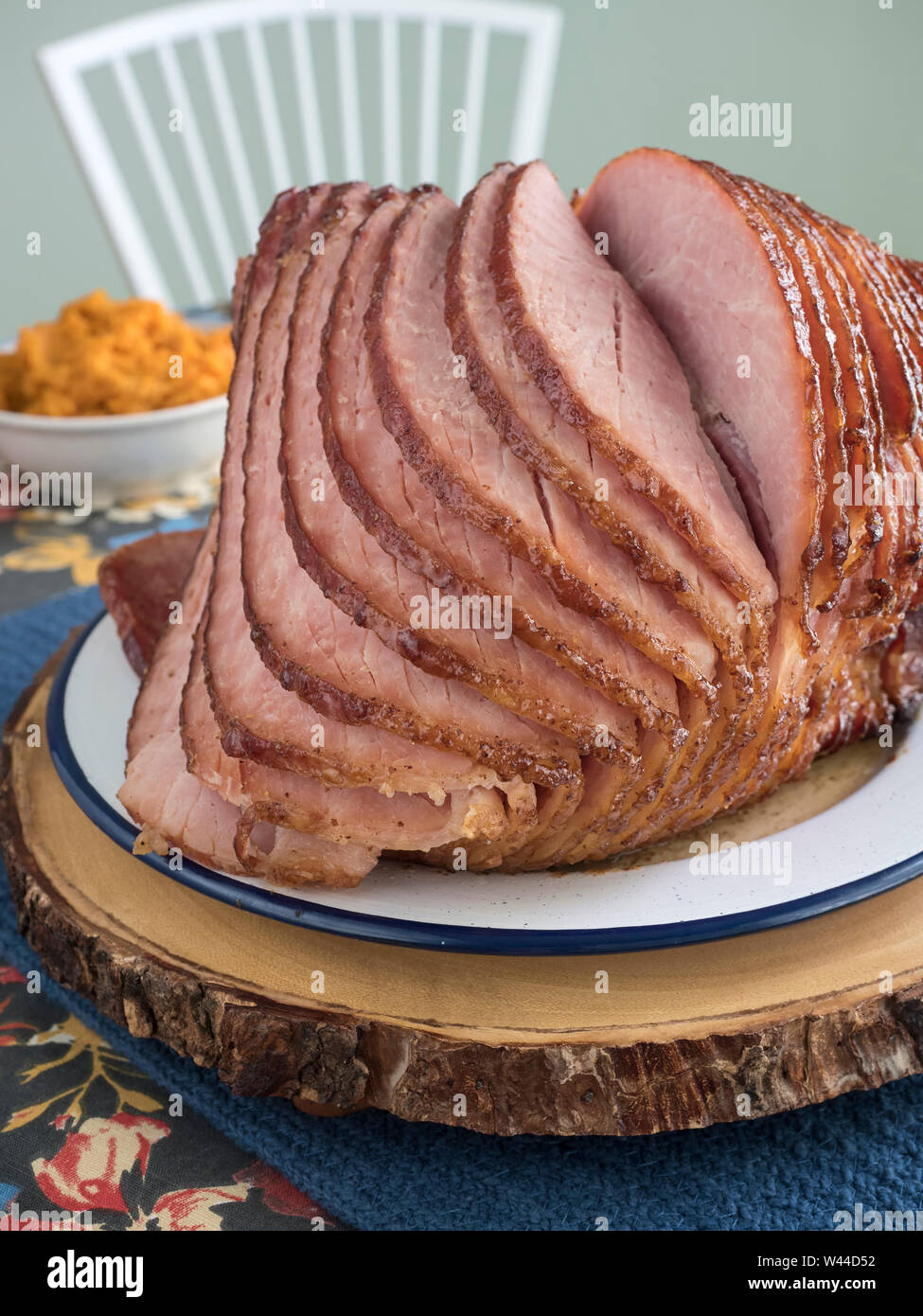 Spiral cut whole ham hi-res stock photography and images - Alamy