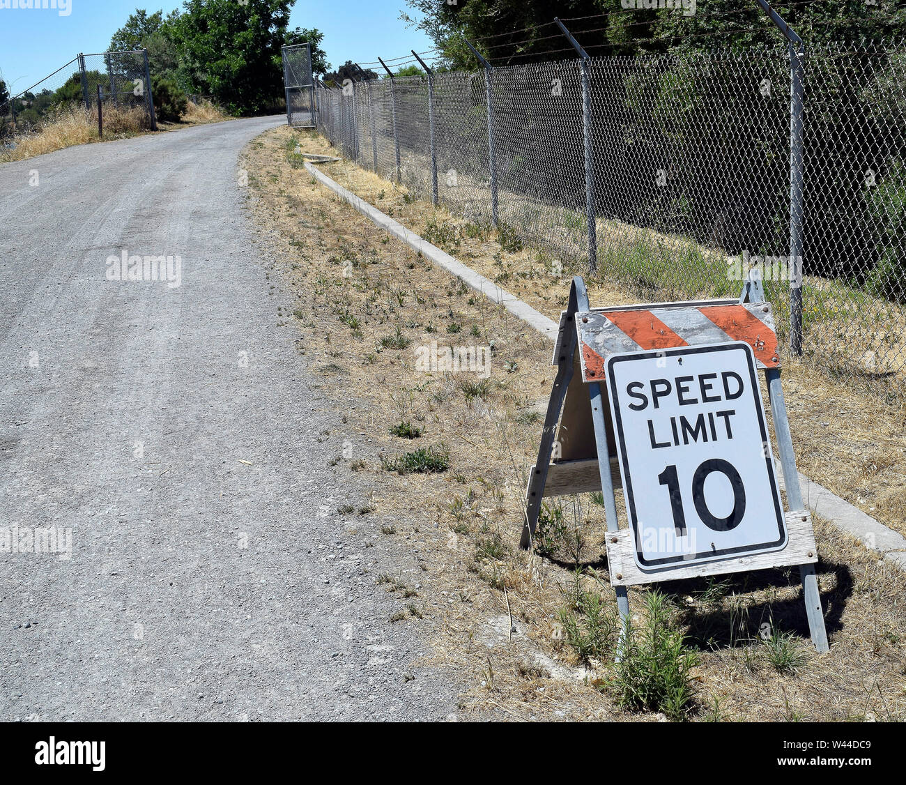 speed limit 10 MPH sign on trail in Quarry Lakes Regional Recreation Area, California Stock Photo