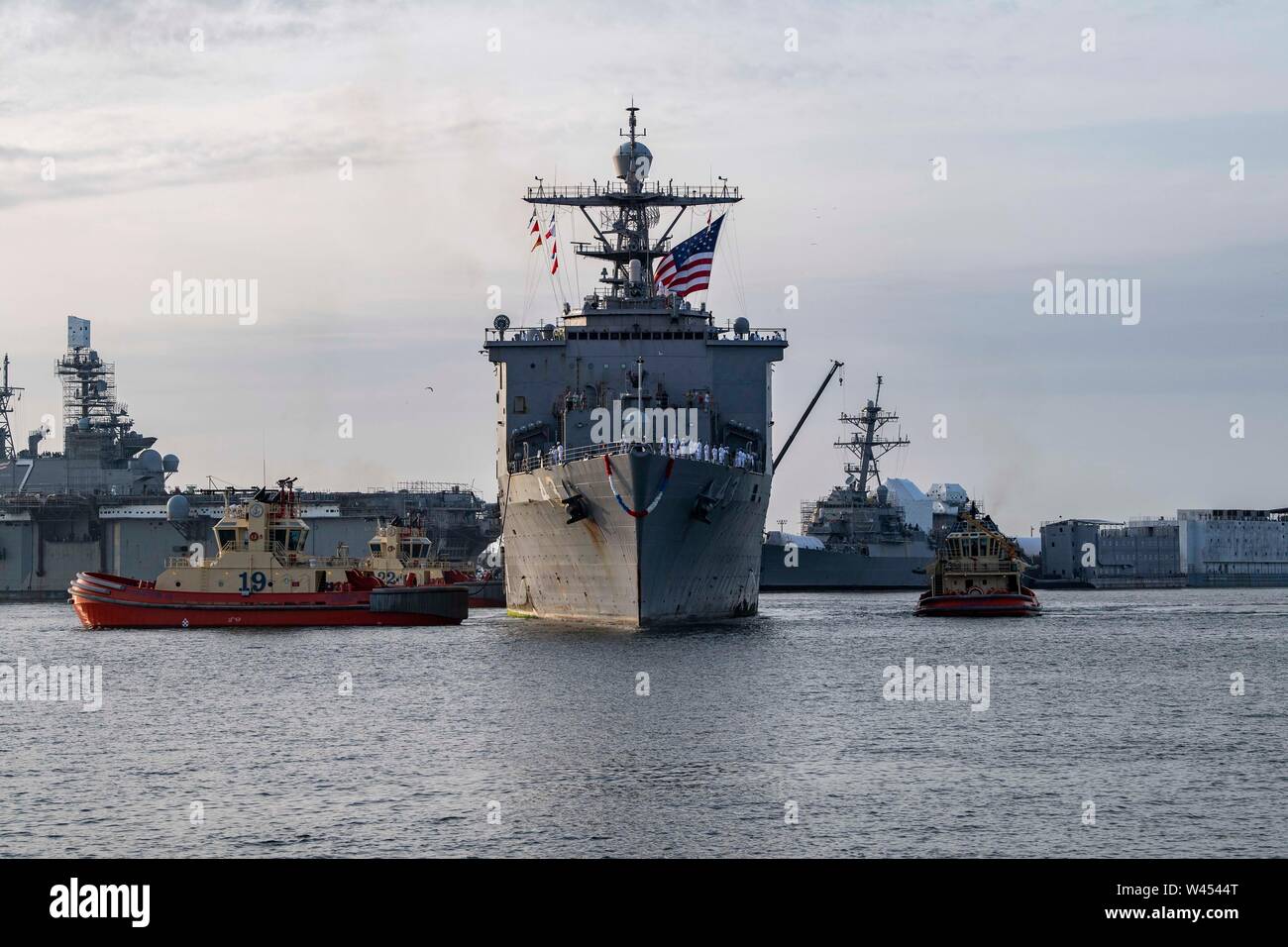 190718-N-QI061-132        NAVAL STATION MAYPORT, Fla. (July 18, 2019) The Whidbey Island-class amphibious dock landing ship USS Fort McHenry (LSD 43) pulls into Naval Station Mayport, Fla. Fort McHenry completed a scheduled deployment as part of the Kearsarge Amphibious Ready Group in support of maritime security operations, crisis response and theater security cooperation, while also providing a forward naval presence. (U.S. Navy photo by Mass Communication Specialist 3rd Class Nathan T. Beard/Released) Stock Photo