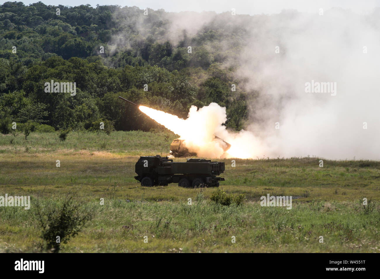 A M124 HIMARS is fired during the 1st Cavalry Division Artillery's joint live-fire exercise with the 2nd Battalion, 14th Marines, 4th Marine Division; 1st Battalion, 82nd Field Artillery, 1st Cavalry Division; 9th Air Support Operations Squadron, 1st Cavalry Division; and 1st Battalion, 227th Aviation Regiment, 1st Cavalry Division on July 18, 2019, Fort Hood, Texas. The purpose of the exercise was to improve the service members' ability to work together during a joint operation. (U.S. Army photo by Pfc. Alisha Edwards; 7th Mobile Public Affairs Detachment) Stock Photo