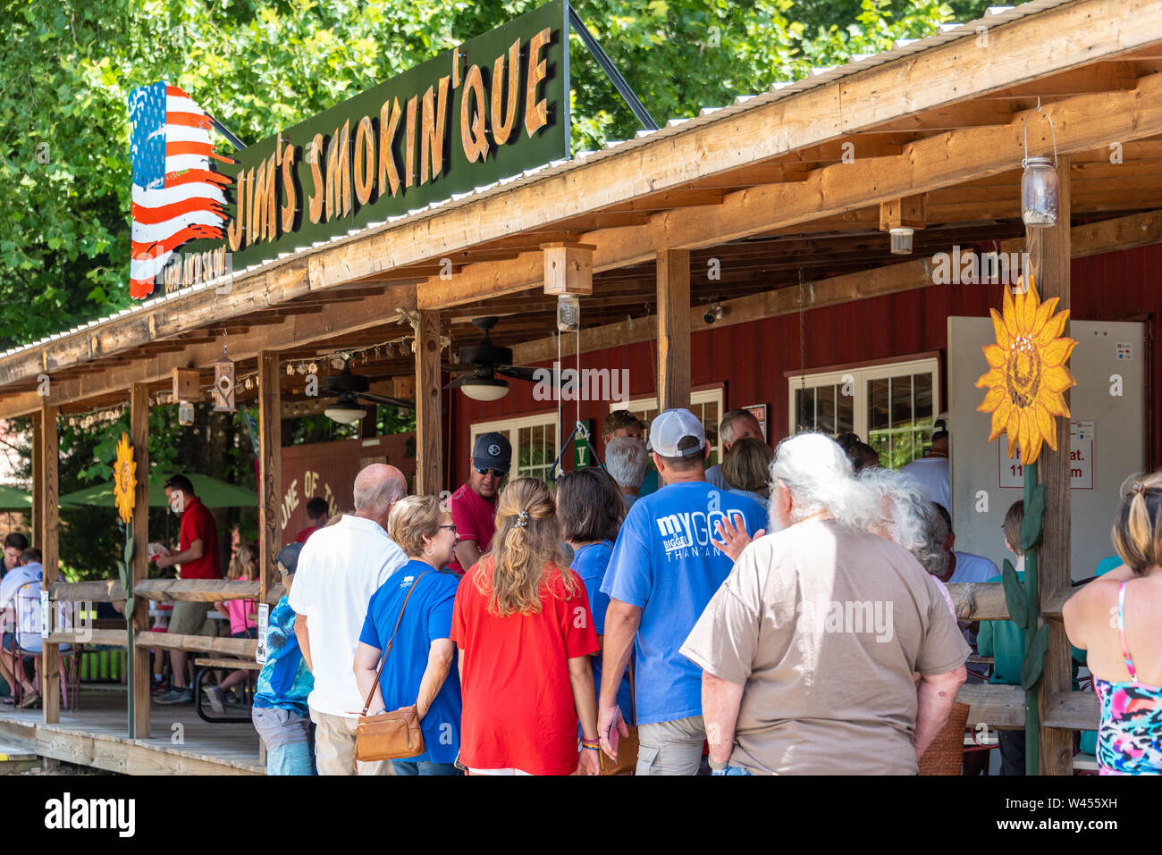 Always a line and always worth waiting for the 'Low & Slow' smoked BBQ at Jim's Smokin' Que in the Blue Ridge Mountains at Blairsville, Georgia. (USA) Stock Photo
