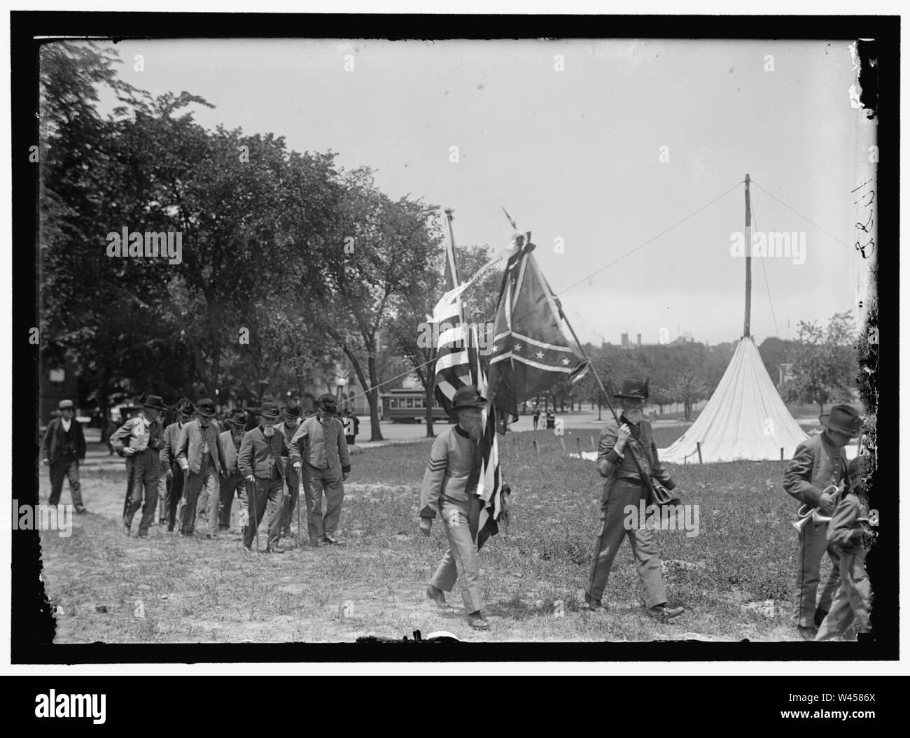 CONFEDERATE REUNION. NORTH CAROLINA VETERANS WITH FLAG Stock Photo