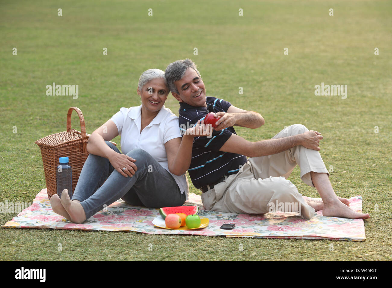 Old couple having a picnic hi-res stock photography and images - Alamy