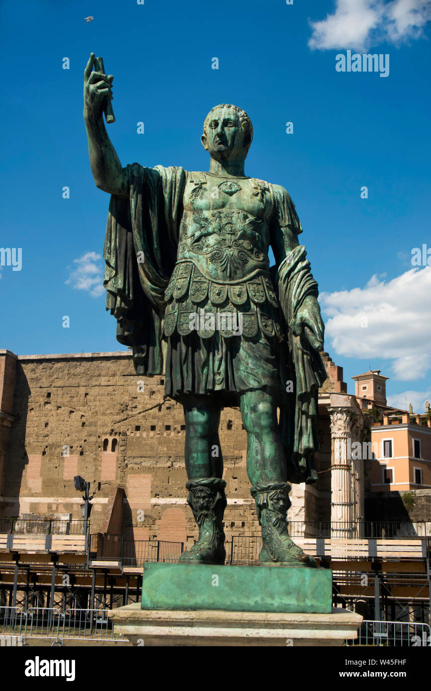 Roman gladiator statue in front hi-res stock photography and images - Alamy