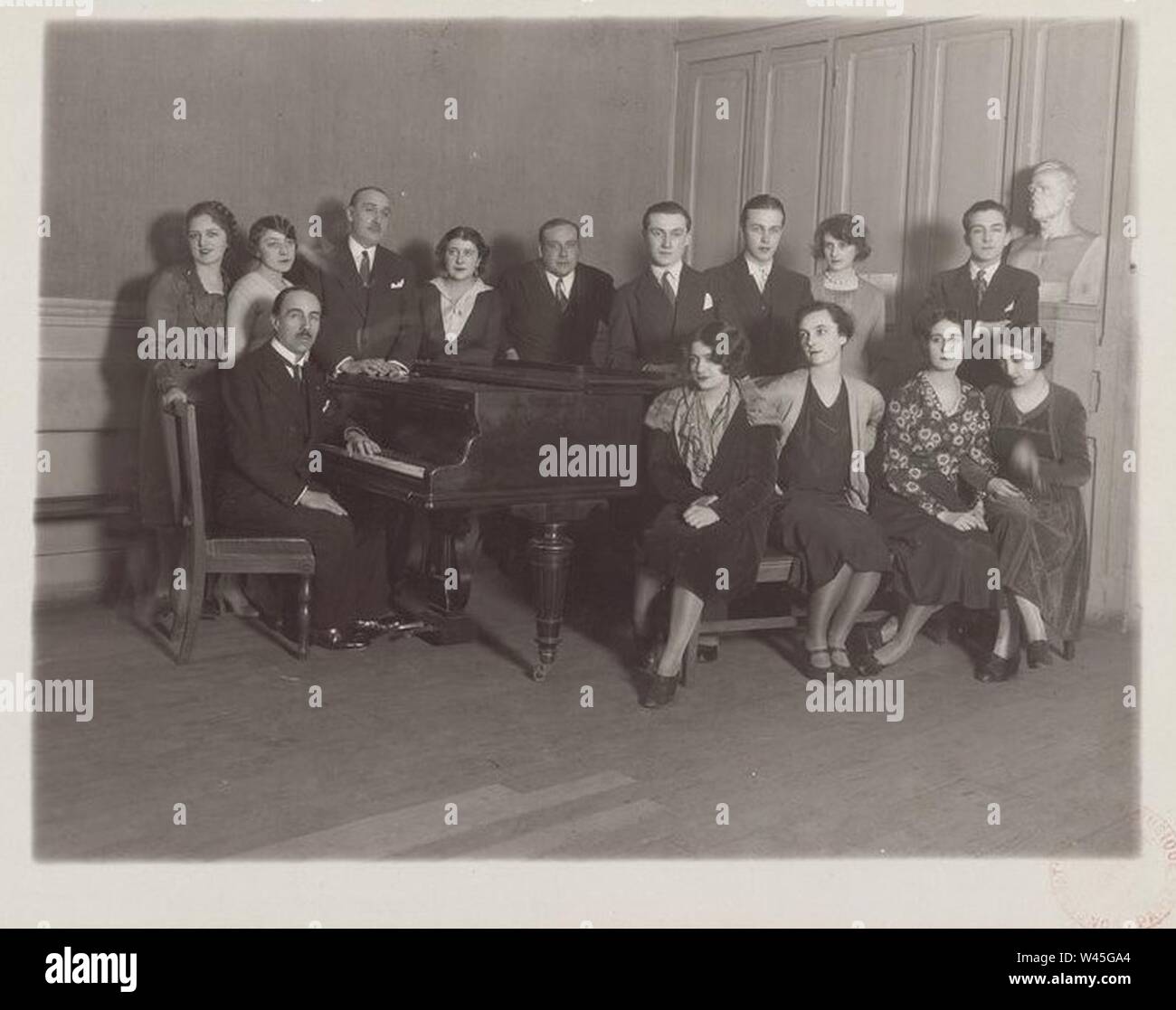 Conservatoire de Paris classe de chant de Gabriel Paulet 1929 1930. Stock Photo