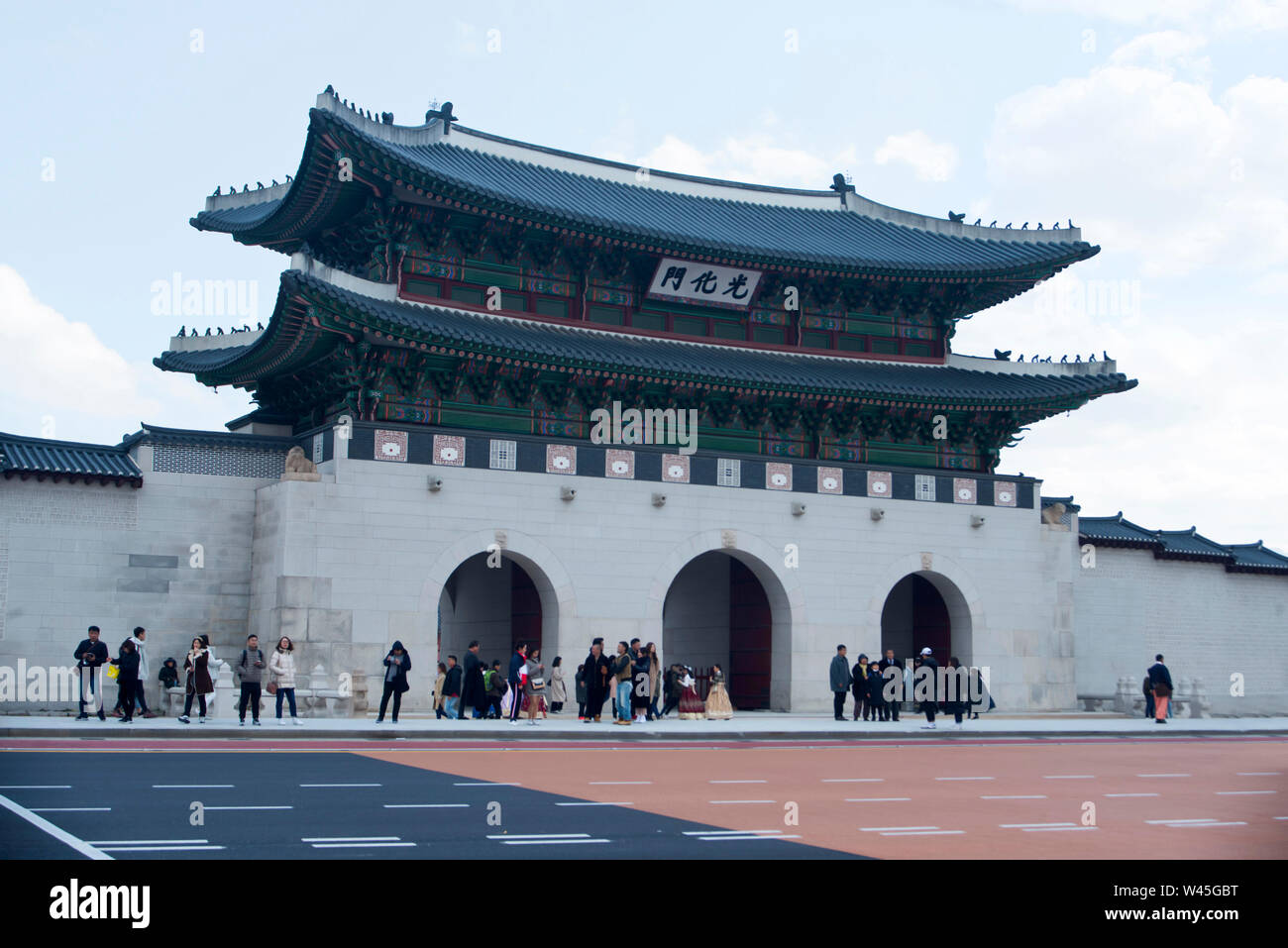 SEOUL, SOUTH KOREA, November 2018, People at main entrance of Gwanghwa Gate, Gyeoungbok Palace of Joseon Dynasty. Stock Photo