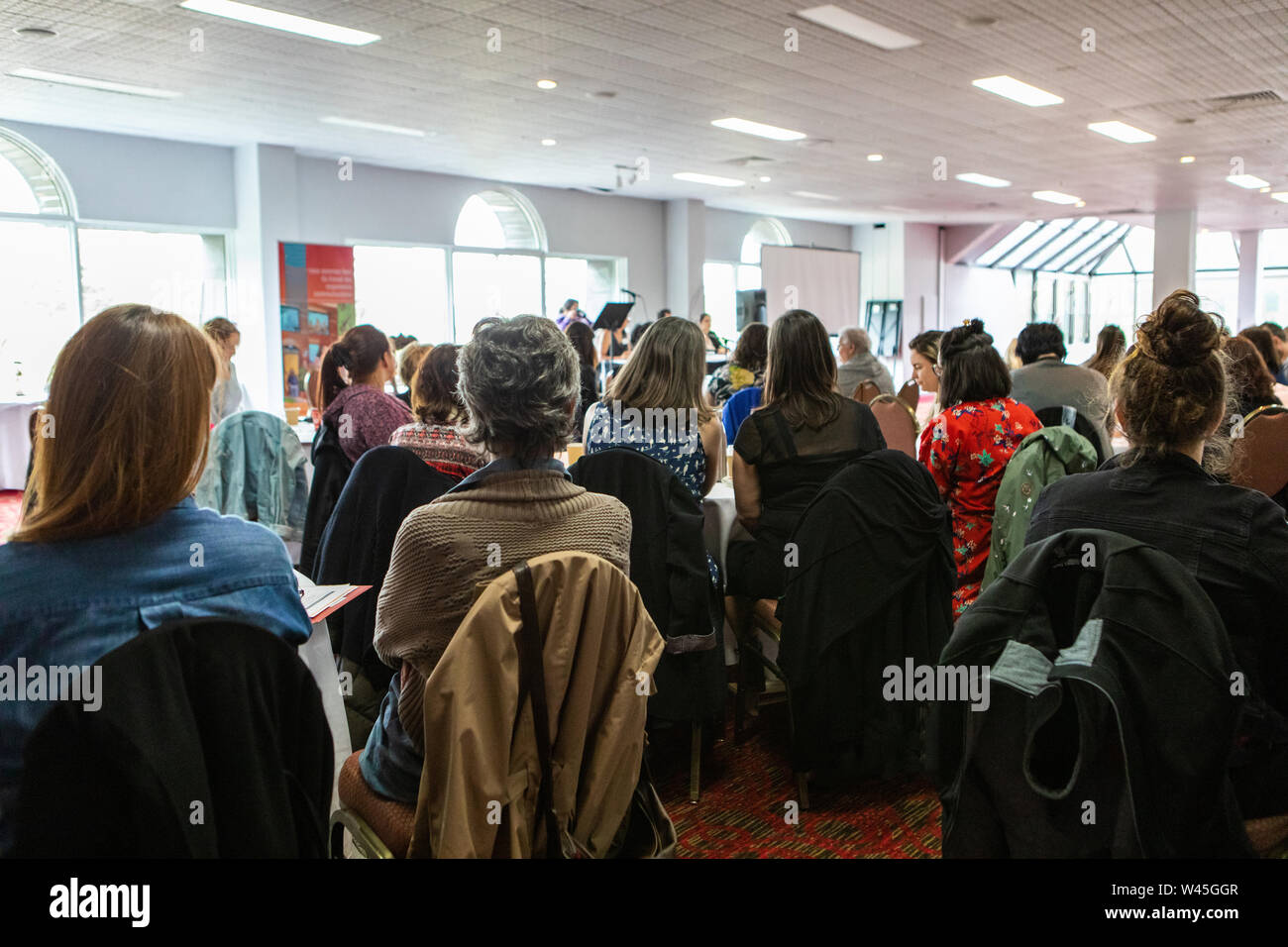 Crowded Room High Resolution Stock Photography And Images Alamy