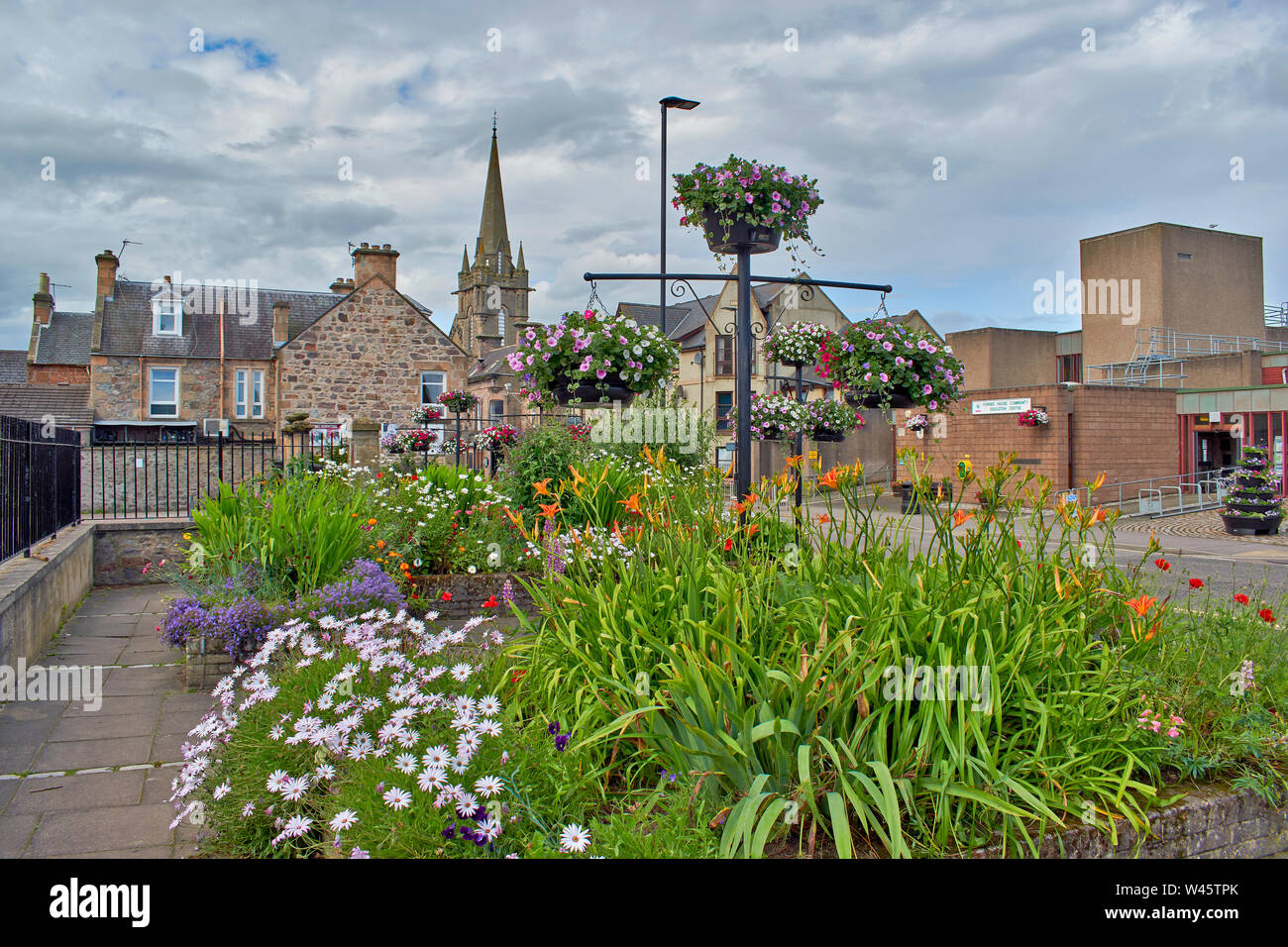 FORRES MORAY SCOTLAND FLOWER GARDENS AND HANGING BASKETS SOUTH STREET IN SUMMER Stock Photo