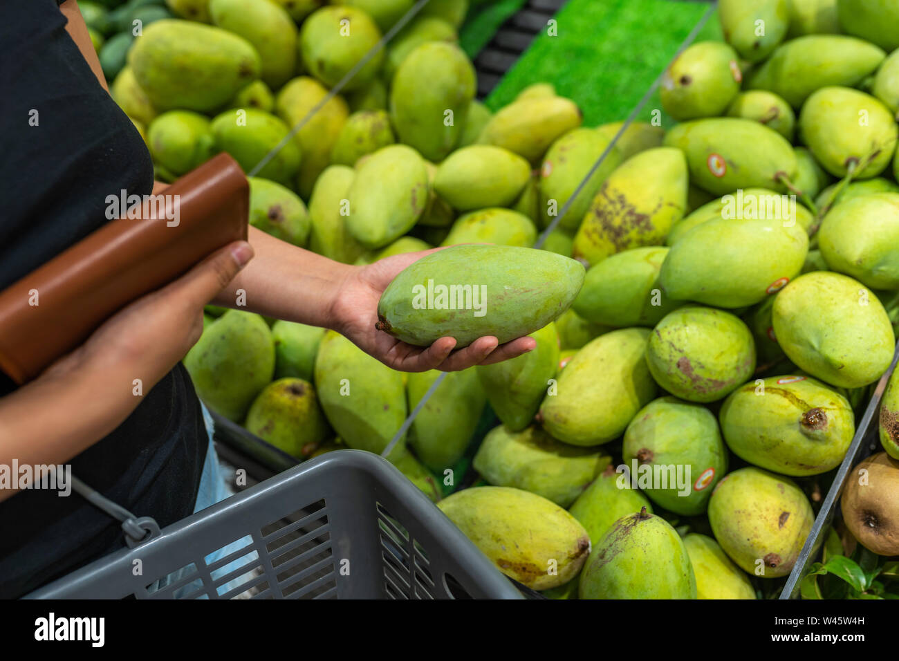 Picking mango hires stock photography and images Alamy