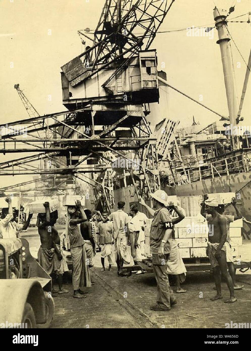 Coolies calcutta hi-res stock photography and images - Alamy