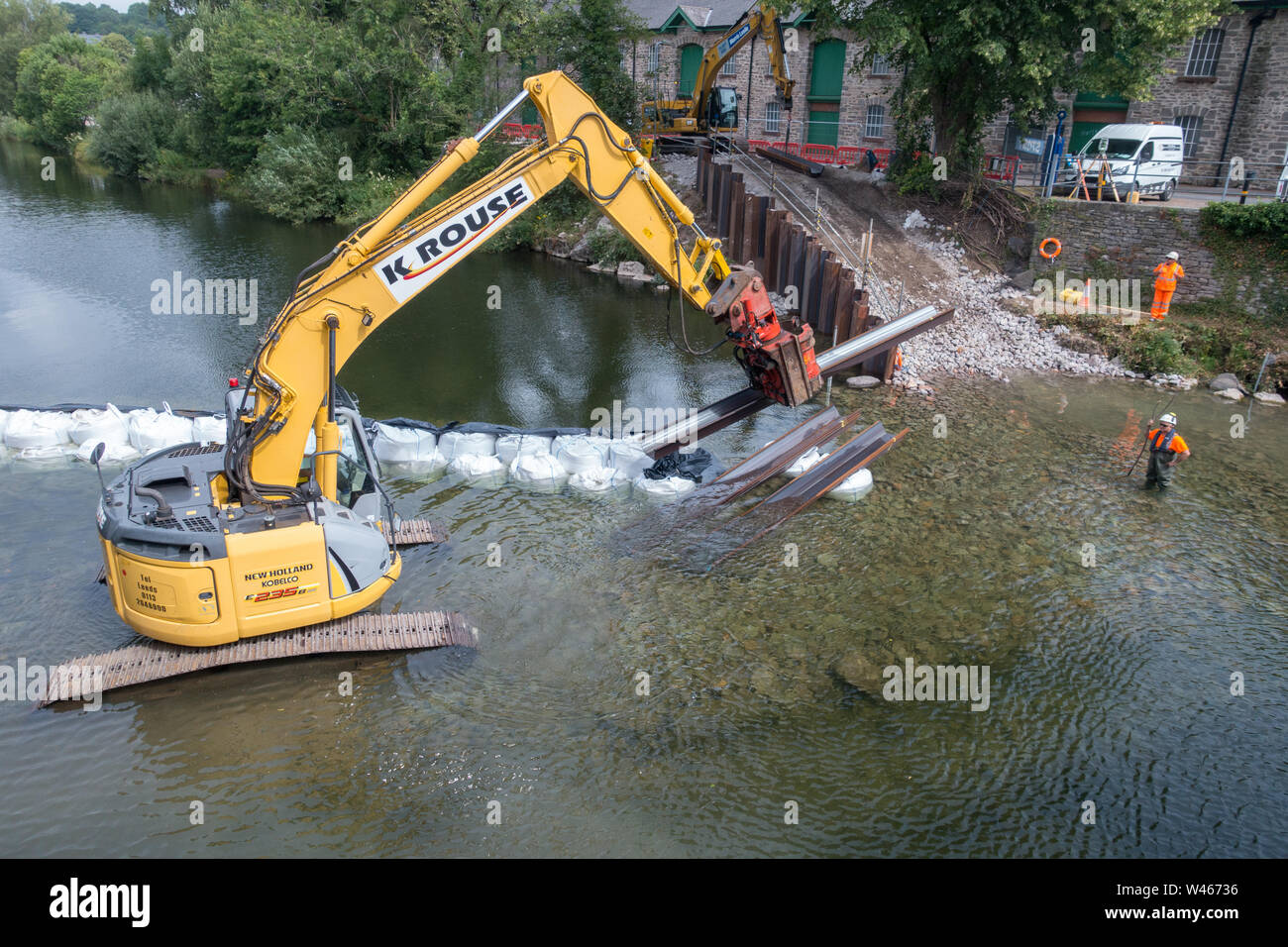 A temporary dam being installed on the River Kent in Kendal, Cumbria, to allow emergency repairs to the flood damaged Victoria Bridge Stock Photo