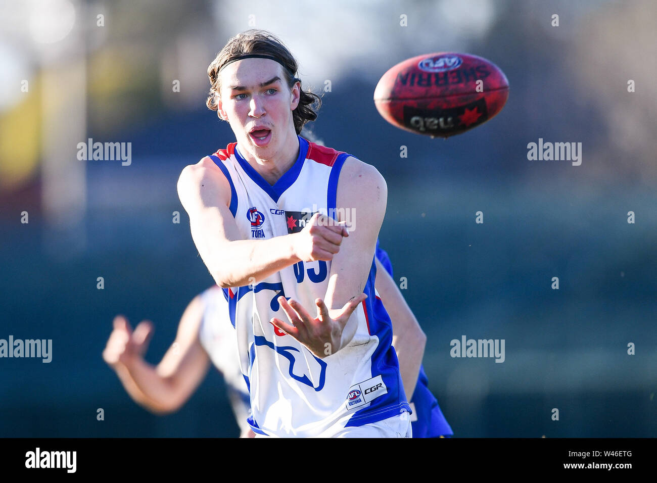 Box Hill City Oval, Melbourne, Australia. 20th July 2019. Australian Rules Football Under 18s Championships, Eastern Rangers versus Oakleigh Chargers; Thomas Lovell of the Oakleigh Chargers handballs the ball Credit: Action Plus Sports Images/Alamy Live News Stock Photo