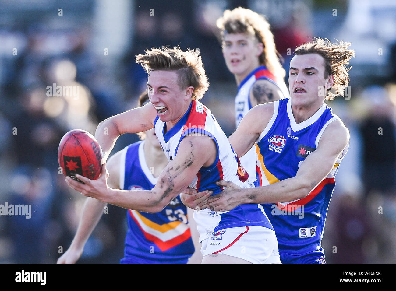 Box Hill City Oval, Melbourne, Australia. 20th July 2019. Australian Rules Football Under 18s Championships, Eastern Rangers versus Oakleigh Chargers; Bailey Laurie of the Oakleigh Chargers handballs the ball Credit: Action Plus Sports Images/Alamy Live News Stock Photo