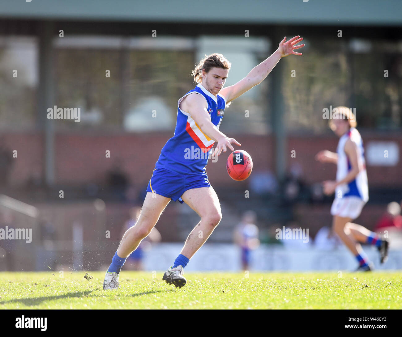 Box Hill City Oval, Melbourne, Australia. 20th July 2019. Australian Rules Football Under 18s Championships, Eastern Rangers versus Oakleigh Chargers; Jack Hourihan of the Eastern Ranges kicks the ball Credit: Action Plus Sports Images/Alamy Live News Stock Photo