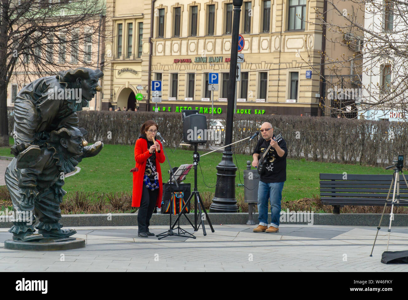 Moscow, Russia - April 29, 2019: Musical street perforners and a bronze statue of clown at Clowns Square on Tsvetnoy Boulevard in Moscow Stock Photo