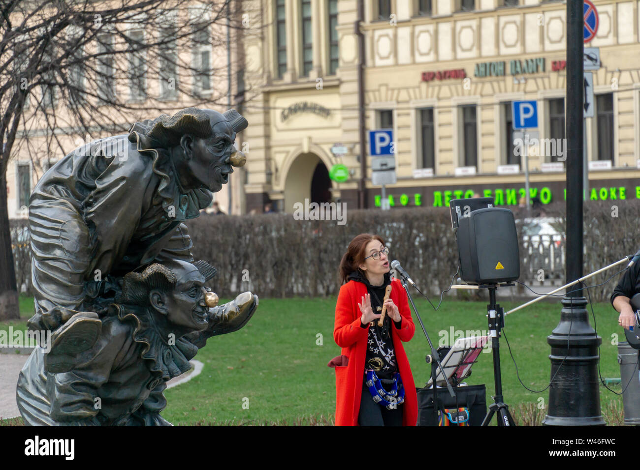 Moscow, Russia - April 29, 2019: Musical street perforners and a bronze statue of clown at Clowns Square on Tsvetnoy Boulevard in Moscow Stock Photo